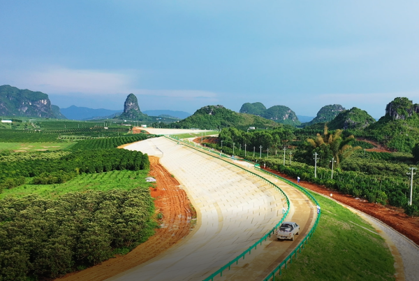 ������һ������˾������Ŀ˳��ͨ����ͬ�����깤����